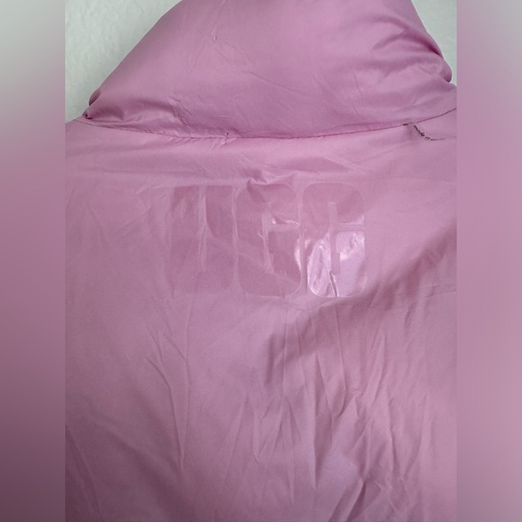 NWOT- Ugg Sydnee Fully Reversible Puffer Vest in Pink/Light Pink med - Picture 9 of 10